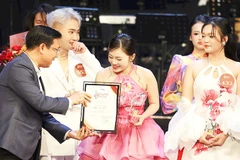 Nguyễn Gia Linh nhận giải thưởng từ ban tổ chức.