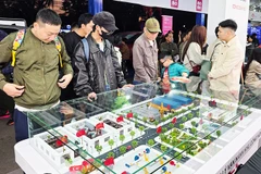 Người dân xem mô hình vận hành quản lý cụm công nghiệp tại Hà Nội. Ảnh: NGUYỆT ANH