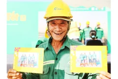 Công nhân của Coteccons vui vẻ với những tấm ảnh lưu niệm với đồng nghiệp được chụp trong chương trình Xây Tết. Ảnh: CTD