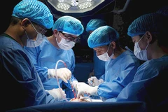 Các bác sĩ CLB Nhân đạo Sala khám, phẫu thuật, hướng dẫn chuyên môn tại Trung tâm y tế khu vực Chiêm Hóa, tỉnh Tuyên Quang.