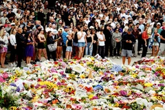 Người dân tưởng niệm các nạn nhân vụ xả súng. Ảnh: RZN NEWS