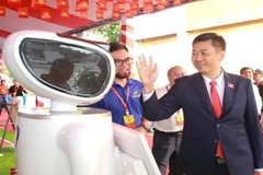 Bí thư Đảng ủy phường Biên Hòa Viên Hồng Tiến tương tác với mô hình robot thực hiện các chức năng như con người.