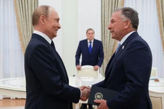 Tổng thống Nga V.Putin (bên trái) tiếp Đặc phái viên Mỹ Steve Witkoff tại Moscow. Ảnh: GETTYIMAGES