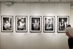 Một số tác phẩm của nhiếp ảnh gia Andy Soloman được trưng bày tại triển lãm Tiếp nối: Việt Nam.