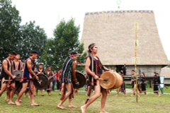 Đồng bào Ba Na trình diễn cồng chiêng.