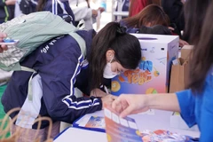 Sinh viên tham gia trải nghiệm dịch vụ ngân hàng số tại Ngày hội Tài chính số S-Finfest 2025.