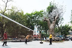 Người dân rèn luyện thể thao trong Công viên Cổ Tân (phường Hoàn Kiếm), bên cạnh tác phẩm “Hồi sinh”. Ảnh: NGHỆ SĨ CUNG CẤP
