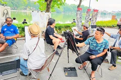 Ký họa chân dung trong không gian phố đi bộ hồ Gươm dịp cuối tuần. Ảnh: HẢI NAM