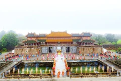 Lầu Ngũ Phụng, Ngọ Môn Huế, nơi 80 năm trước Vua Bảo Đại trao ấn kiếm cho đại diện chính phủ, tuyên bố thoái vị.