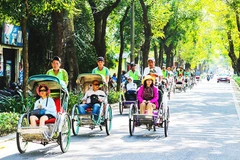 Du khách trải nghiệm khám phá du lịch xanh tại Huế bằng xích-lô.