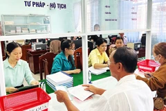 Người dân đến làm thủ tục hành chính tại Trung tâm hành chính công xã Đồng Khởi (tỉnh Vĩnh Long).
