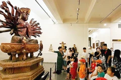 Các không gian văn hóa, nghệ thuật cần sáng tạo nhiều hình thức trải nghiệm mới để cuốn hút công chúng. Ảnh: Tham quan Bảo vật Quốc gia - Tượng Quan Âm Thiên Thủ Thiên Nhãn, chùa Hội Hạ (Hưng Yên) tại Bảo tàng Mỹ thuật Việt Nam. Ảnh: KHIẾU MINH