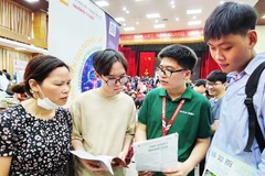 Tư vấn ngành học cho học sinh tại Trường Điện - Điện tử (Đại học Bách khoa Hà Nội) sáng 19/7. 