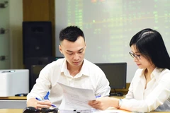 Khách hàng giao dịch tại Công ty CP Chứng khoán Sài Gòn - Hà Nội (SHS). Ảnh: ĐĂNG ANH