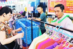Cần phải có chính sách hỗ trợ hộ kinh doanh cá thể chuyển sang loại hình doanh nghiệp. Ảnh: SONG ANH