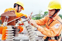 Công nhân điện lực Hà Nội xử lý sự cố đường dây bảo đảm dòng điện được thông suốt. Ảnh: BẮC SƠN