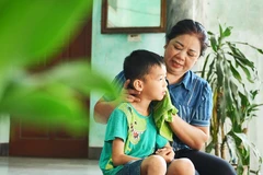 “Mẹ đỡ đầu” Lê Thị Hường và bé Lê Minh Khôi.