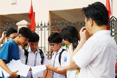Các em học sinh trao đổi sau khi thi môn Toán. Ảnh: HẢI NAM