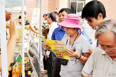Người tiêu dùng tìm hiểu thông tin sản phẩm. Ảnh: Nguyệt Anh