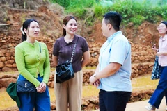 Người dân cùng tham gia sắp đặt không gian triển lãm, trực tiếp dẫn dắt du khách trải nghiệm.