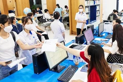 Sinh viên làm thủ tục nhập học trong mùa tuyển sinh năm 2025. 