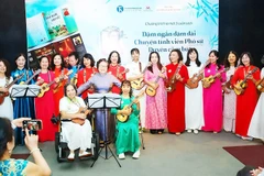 Câu lạc bộ Ukulele thể hiện ca khúc phổ thơ của tác giả Mỹ Dung (đứng hàng trên). Ảnh: SƠN HẢI