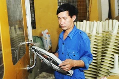 Các doanh nghiệp vừa và nhỏ, dù có nhu cầu và tiềm năng, vẫn khó tiếp cận nguồn vốn ngân hàng. Ảnh: NAM ANH