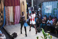 Buổi diễn thời trang tại Gikomba. Ảnh: THE GUARDIAN