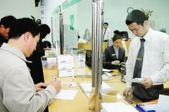 Giao dịch tại Ngân hàng Vietcombank. Ảnh: NGUYỆT ANH