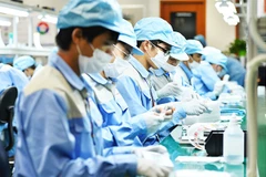 Mức thu nhập tốt sẽ giúp người lao động tập trung hơn vào công việc và nâng cao hiệu suất lao động. Ảnh: BẮC SƠN