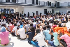 Nhiều đối tượng lừa đảo bị bắt giữ tại KK Park. Ảnh: CNN