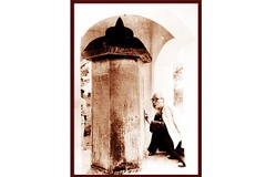 Bác Hồ đọc tấm bia Côn Sơn Tư Phúc Tự bi trong chuyến thăm chùa Côn Sơn (Hải Phòng) tháng 2/1965. Ảnh: Cục Du lịch quốc gia Việt Nam