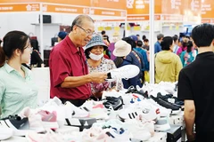 Sản phẩm giày thể thao được nhiều người tiêu dùng quan tâm. Ảnh: NAM ANH