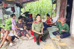 Thượng sĩ Giàng A Thắng vót đũa cùng bệnh nhân chạy thận.