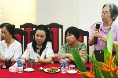 Nhà văn Lê Phương Liên phát biểu ý kiến tại tọa đàm.