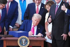 Tổng thống D.Trump ký ban hành một chính sách thuế mới. Ảnh: CNN