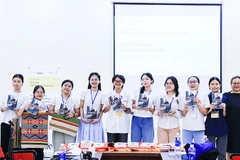 Ba nhóm đề án xuất sắc nhất chương trình “Đào tạo lãnh đạo trẻ Hội An” khóa đầu tiên. Ảnh: QUỲNH NHƯ