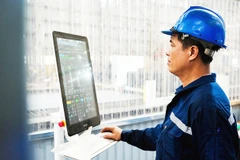 Quy trình kỹ thuật được số hóa và thực hiện tự động bằng máy móc hiện đại. Ảnh: KHẮC ANH