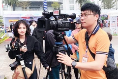 Nhà báo Trần Viết Dư (báo Nam Định) trong quá trình tác nghiệp đa phương tiện, đa nền tảng.