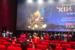 Đoàn làm phim giao lưu với khán giả.