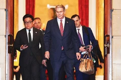 Phái đoàn Mỹ sau cuộc họp với phía Trung Quốc tại London. Ảnh: REUTERS