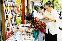 Đọc báo giấy vẫn là thói quen hằng ngày của nhiều người.