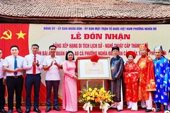 Ban quản lý cụm di tích nhận bằng xếp hạng. Ảnh: Địa phương cung cấp