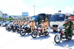 Các lực lượng tham gia tuần hành sau lễ mít-tinh.