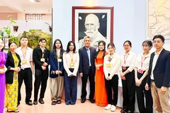 Tặng bảo tàng tranh chân dung Yersin bằng len