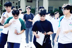 Chiều 25/6, thí sinh đến các điểm thi để làm thủ tục dự thi. Ảnh: SONG ANH