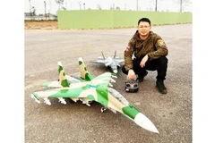 Anh Vũ Long Giang bên mô hình máy bay RC tự thiết kế và sản xuất.