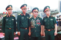 Cựu chiến binh Dương Đình Tấu (thứ 2 từ phải qua) trò chuyện cùng cán bộ, chiến sĩ đội pháo lễ.