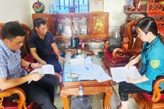 Cán bộ địa chính xã Đồng Thịnh, huyện Sông Lô (Vĩnh Phúc) trao đổi với người dân về việc không được giao đất trúng đấu giá từ năm 2019.
