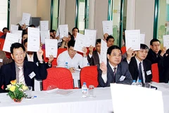 Biểu quyết thông qua các phương án tại đại hội cổ đông của một doanh nghiệp. Ảnh: NGUYỆT ANH